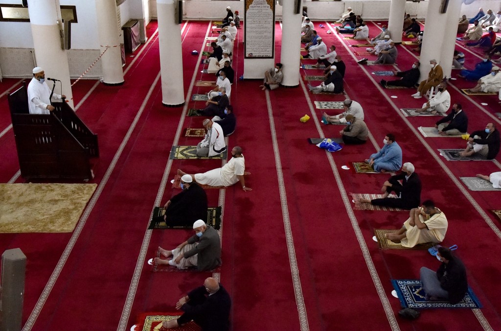 Covid-19: l'Algérie rouvre ses mosquées et hôtels