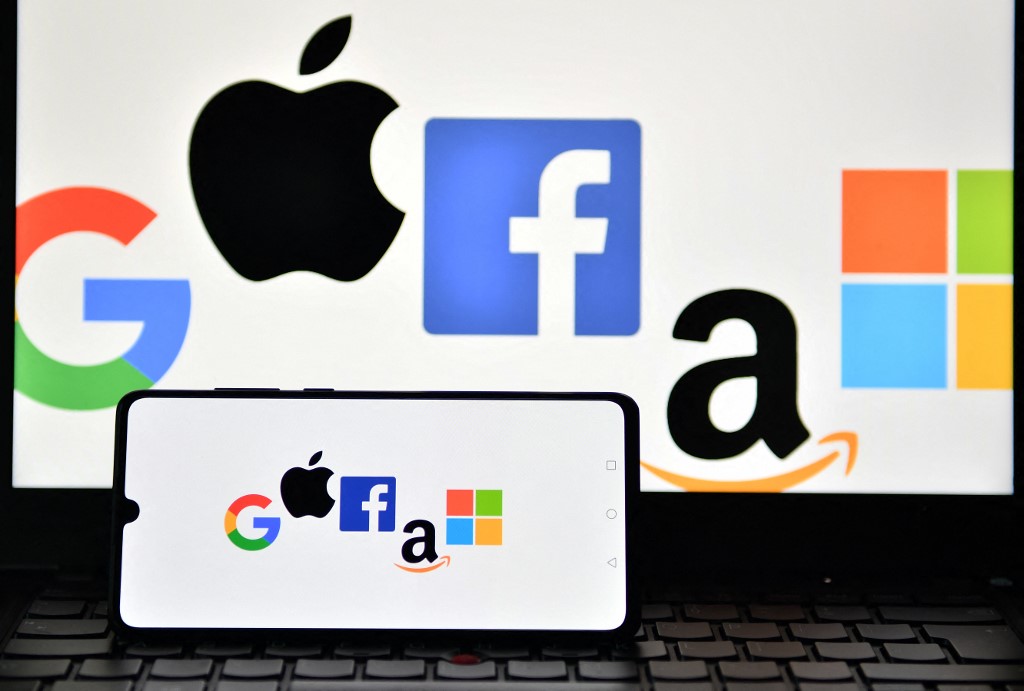 Une photo d'illustration montre les logos de Google, Apple, Facebook, Amazon et Microsoft. (Photo, AFP)
