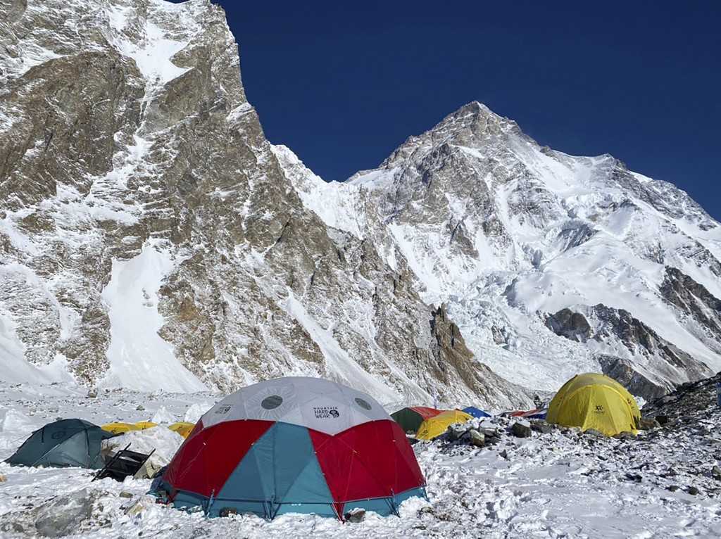 Pakistan: les trois alpinistes disparus sur le K2 considérés comme morts