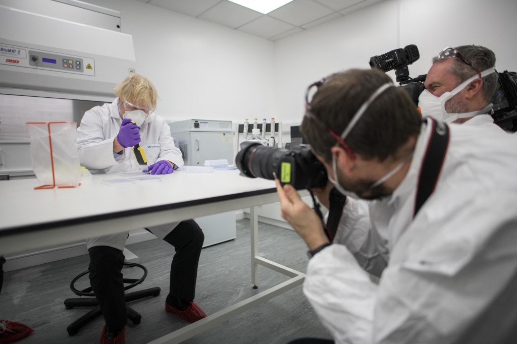 Le Premier ministre britannique Boris Johnson visite le laboratoire de biotechnologie français Valneva à Livingston où ils produiront un vaccin Covid 19 à grande échelle. (Photo, AFP/Archives)