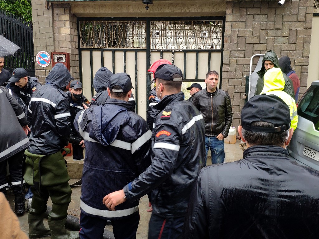 Les services d'urgence se rassemblent sur le site d'un atelier textile souterrain clandestin qui a été inondé après de fortes pluies dans la ville marocaine de Tanger le 8 février 2021. (Photo, AFP)