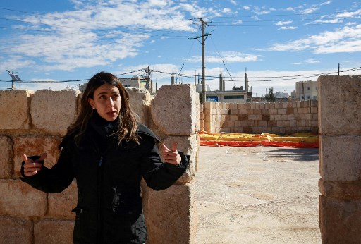 La chef de projet Dania Dirani sur le site où des travailleurs employés par un projet pilote géré par l'agence culturelle des Nations Unies UNESCO, restaurent un ancien complexe d'églises, dans la petite ville de Rihab, à environ 70 kilomètres au nord de la capitale jordanienne Amman, sur 9 février 2021. (Khalil Mazraawi/AFP)
