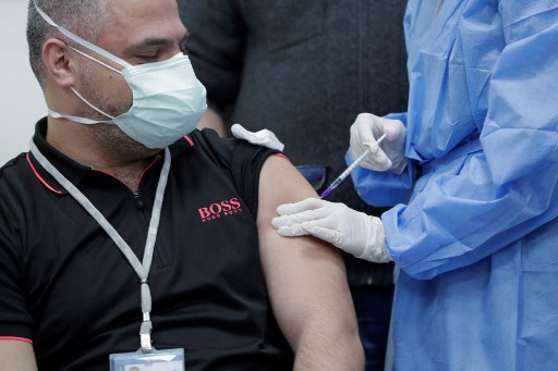 Un médecin, premier Libanais vacciné contre le Covid à Beyrouth