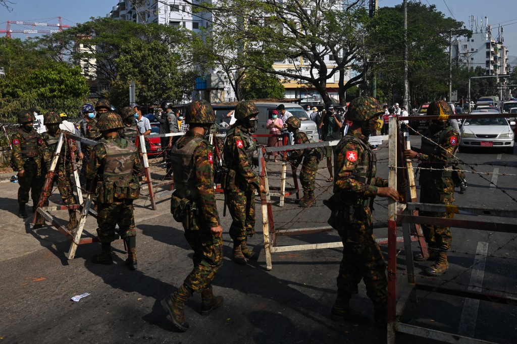 Des soldats se préparent à bloquer une route devant la Banque centrale du Myanmar à Rangoun, le 15 février 2021. (Photo, AFP)