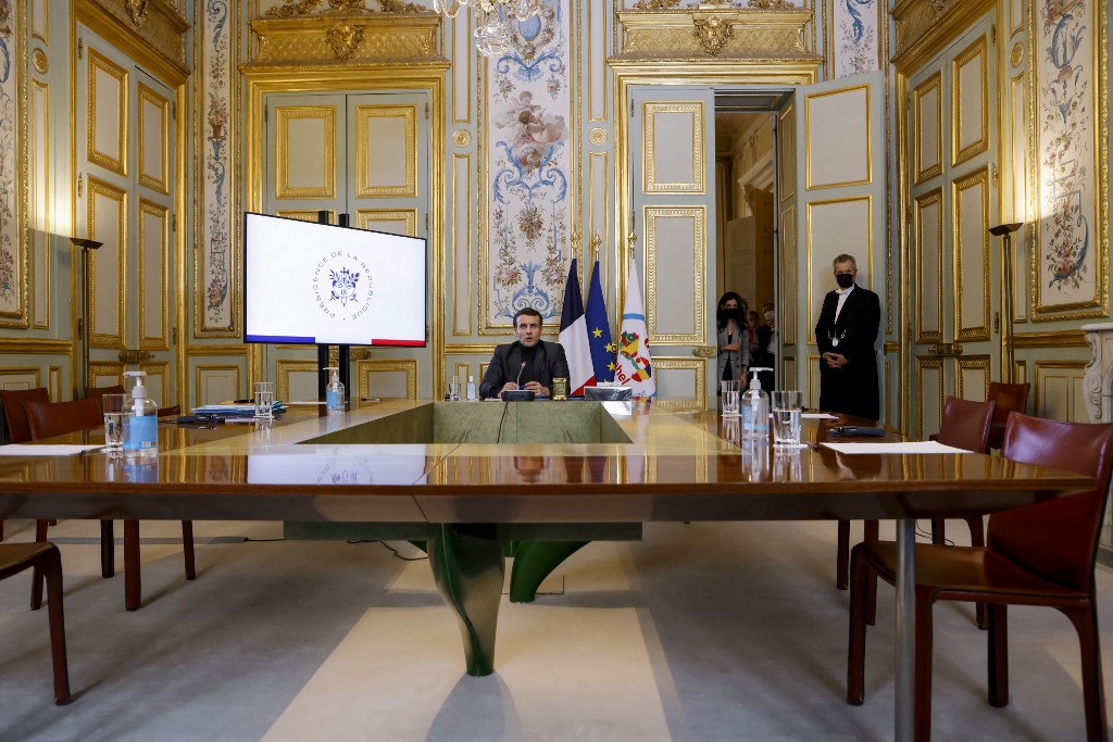 Le président français Emmanuel Macron prend la parole lors d'une réunion par vidéoconférence avec les dirigeants du G5 Sahel alors qu'ils assistent à un sommet de deux jours à N'Djaména, au palais présidentiel de l'Élysée à Paris, le 15 février 2021. (Ludovic MARIN/AFP)