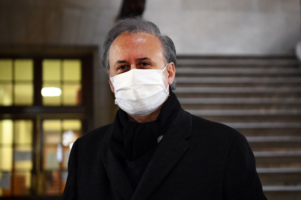 L'ancien secrétaire d'État à la Fonction publique et maire de Draveil, Georges Tron arrive au palais de justice de Paris pour son procès en appel sur des accusations de viol et d'agression sexuelle sur deux anciens salariées. (Photo, AFP/Archives)