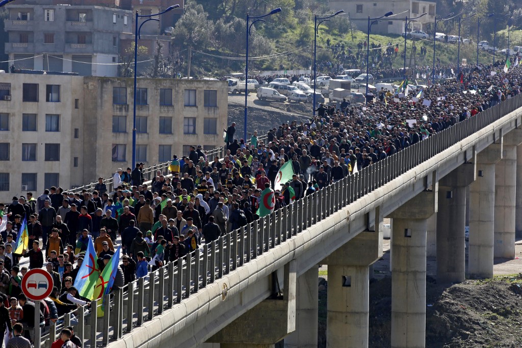 Les Algériens se rassemblent dans la ville de Kherrata, dans le nord du pays, marquant certaines des premières manifestations du Hirak le 16 février 2021. (Photo, AFP)