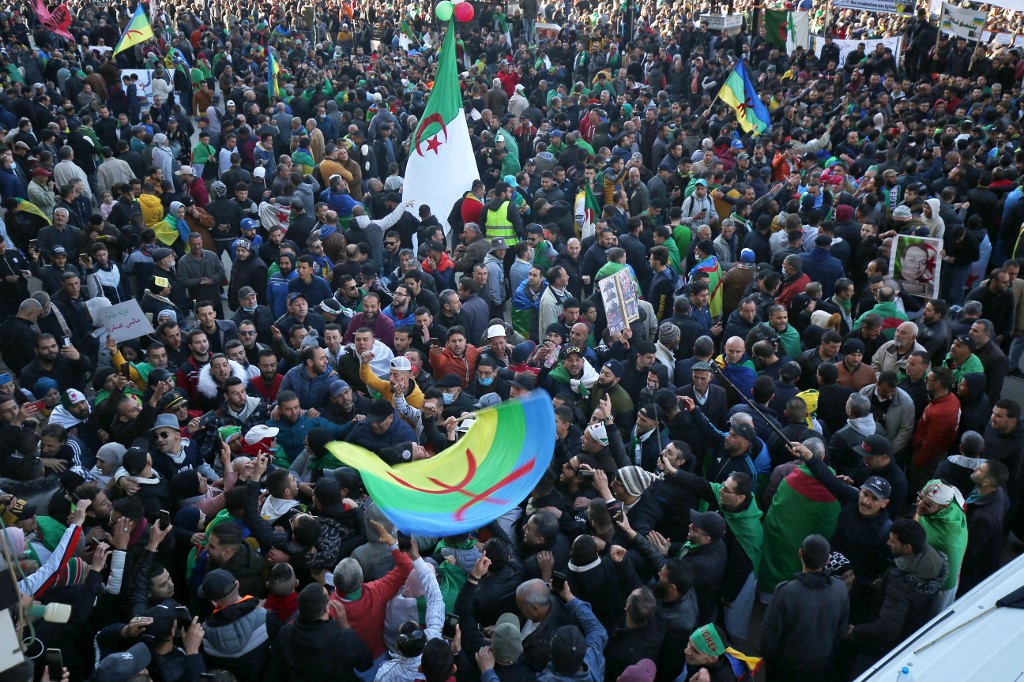 Algérie: retour de milliers de manifestants pour l'anniversaire du Hirak