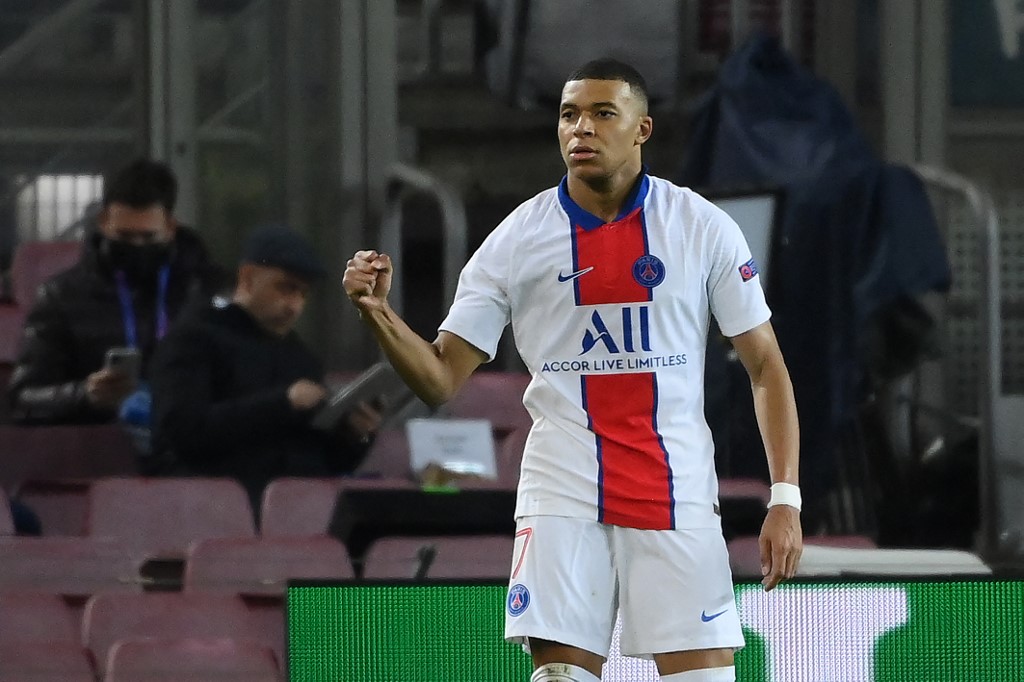 L'attaquant français du Paris Saint-Germain Kylian Mbappe après avoir marqué un but lors de la huitième de finale de la Ligue des Champions de l'UEFA entre le FC Barcelone et le Paris Saint-Germain FC au stade Camp Nou de Barcelone. (AFP)