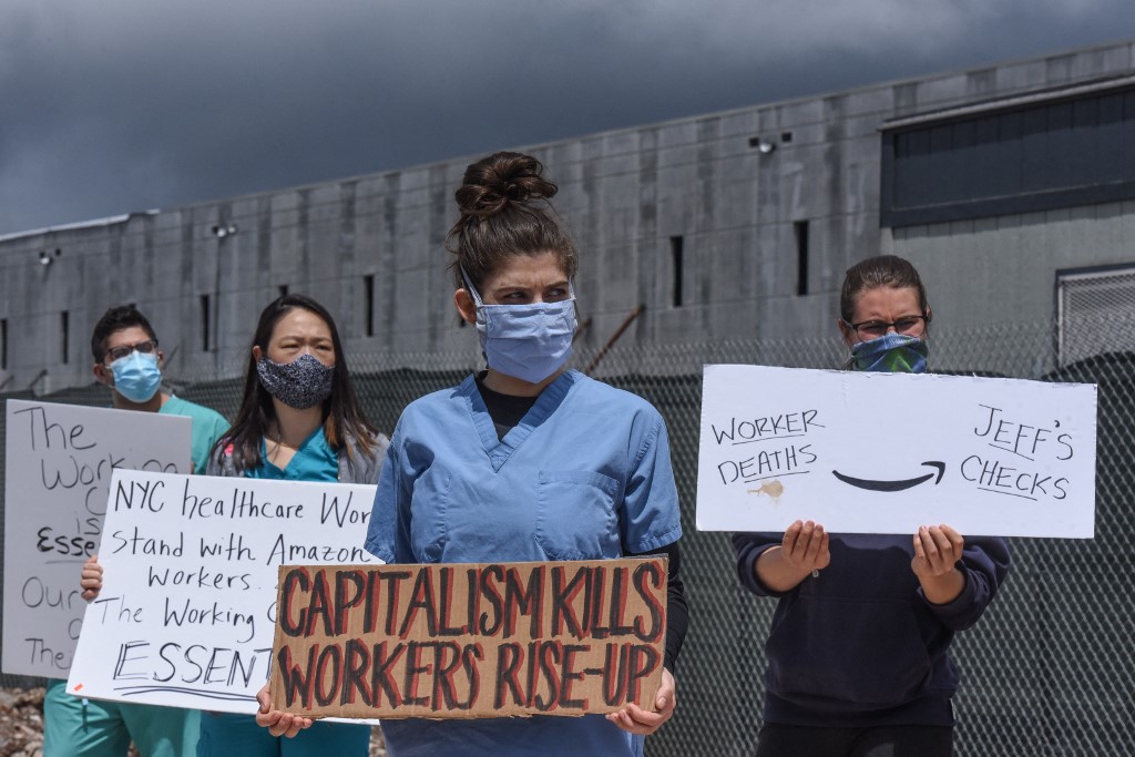 Dans cette photo d'archive, des personnes protestent contre les conditions de travail à l'extérieur d'un centre de distribution d'Amazon le 1er mai 2020 dans l'arrondissement de Staten Island à New York. (Photo, AFP/Archives)
