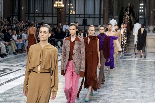 A Londres, coup d’envoi d’une Fashion Week virtuelle et mixte dans un pays confiné