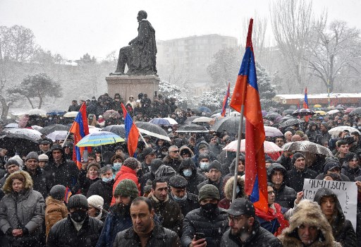 Arménie: des milliers de manifestants exigent la démission du Premier ministre