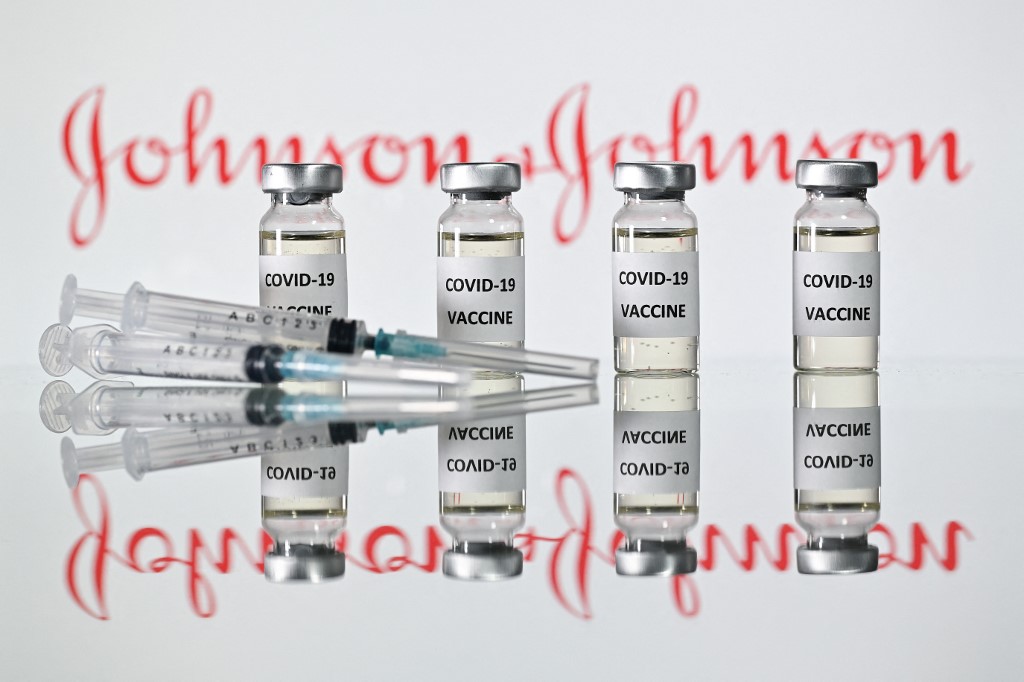 Ce vaccin de l'entreprise américaine est particulièrement attendu car il présente deux avantages non négligeables en matière de logistique: il ne s'administre qu'en une seule dose, et il peut être stocké à des températures de réfrigérateur