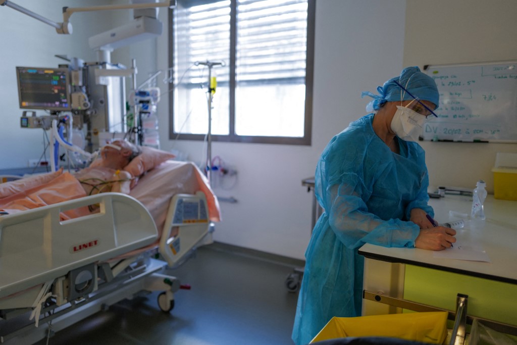Covid-19: hospitalisations stables, toujours sur un plateau élevé