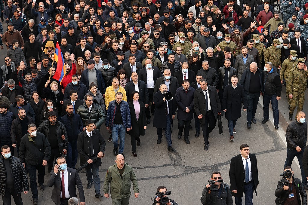 Le Premier ministre dénonce une tentative de coup d'Etat, les Arméniens dans la rue