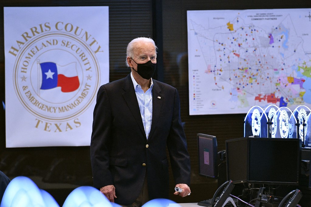 Le président américain Joe Biden arrive pour visiter le centre des opérations d'urgence du comté de Harris à Houston, au Texas, le 26 février 2021. (Photo, AFP)