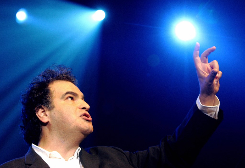 Le comédien Raphaël Mezrahi participe, le 03 juillet 2006 au Zénith de Paris, à la soirée "Rire contre le racisme", organisée par SOS Racisme et l'UEJF.(Archives/AFP)