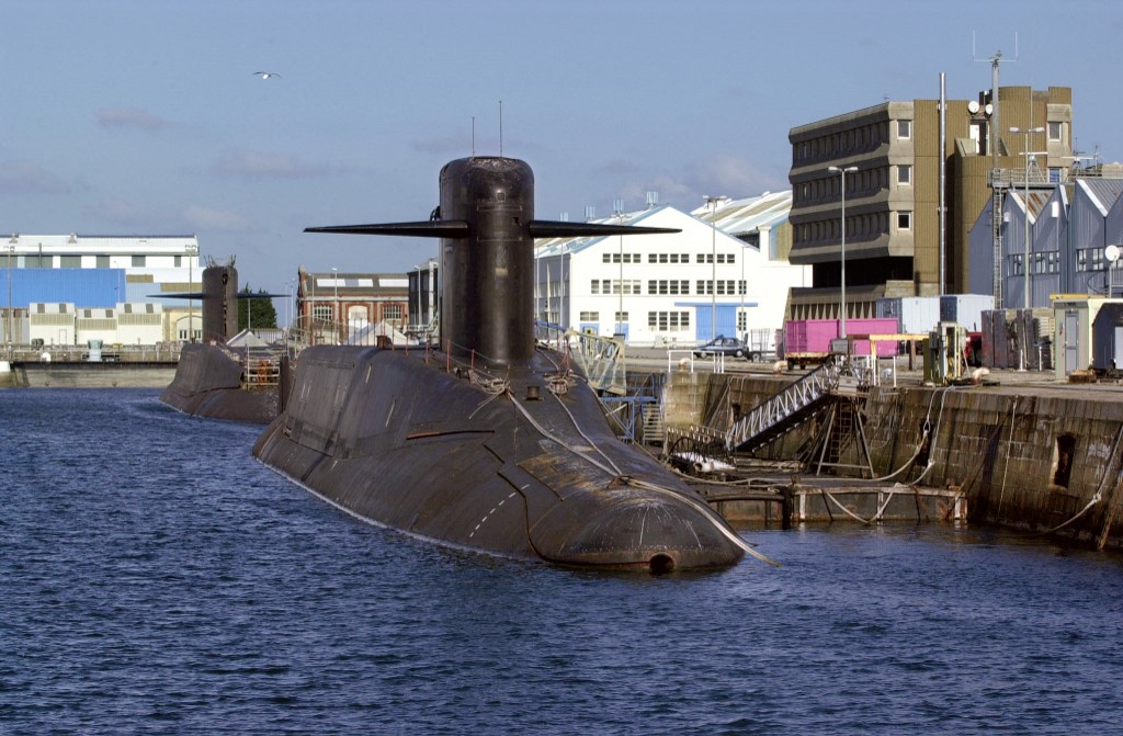 "Le Tonnant" (au premier plan) et "le Foudroyant", deux sous-marins nucléaires français lanceurs d'engins (SNLE). (Photo, AFP/Archives)