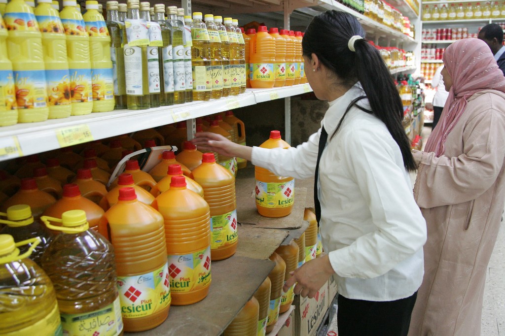 Des Marocain(e)s achètent de l'huile dans un hypermarché. (Photo, AFP/Archives)
