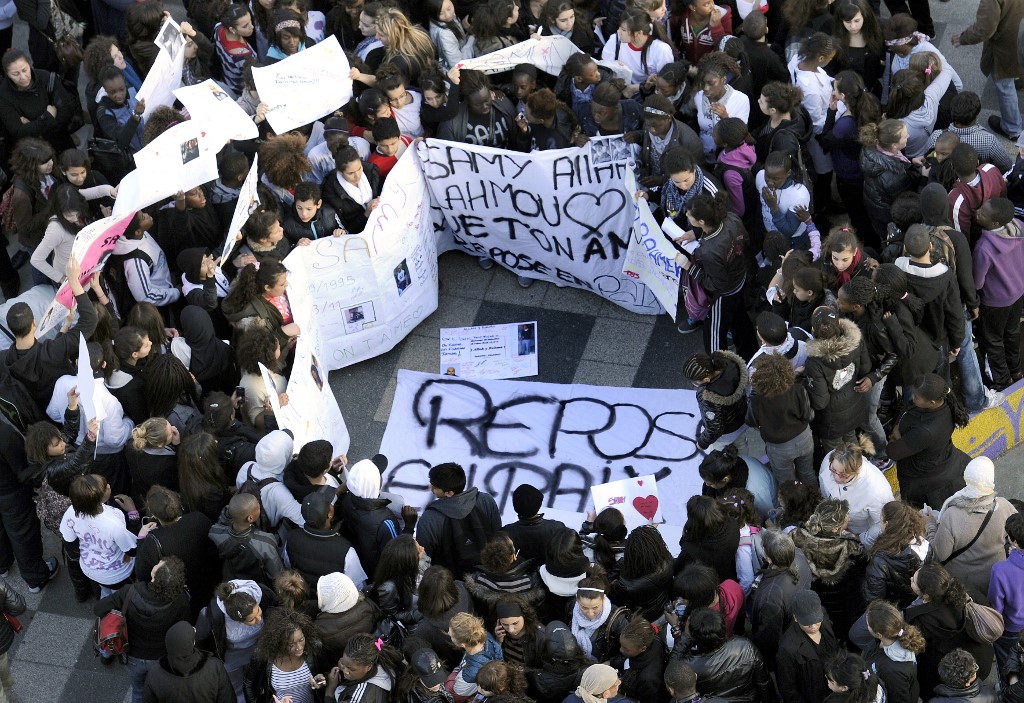 Des personnes sont rassemblées avant de participer à une marche silencieuse sur la place le Vau, le 11 mars 2011 à Asnières-sur-Seine où un adolescent de 15 ans a été dans un contexte de lutte entre bandes. (Photo, AFP/Archives)