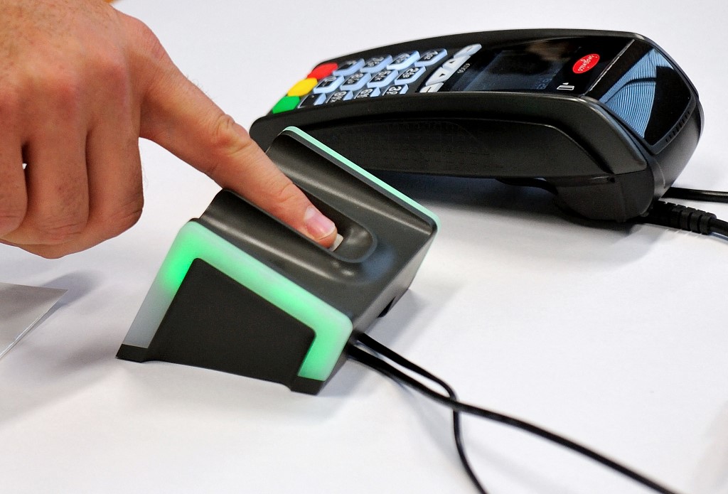 Un appareil à empreintes digitales utilisé pour les paiements automatiques. (Photo, AFP/Archives)