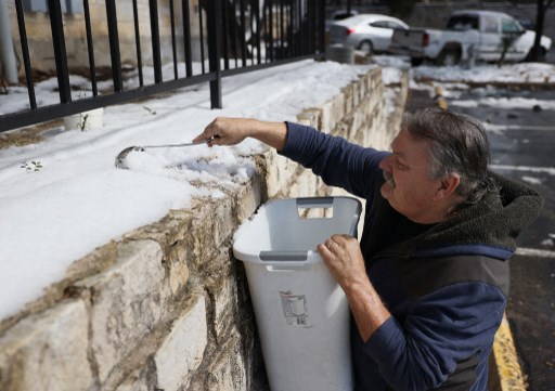Les Texans, transis de froid, font la queue pour de l'eau potable