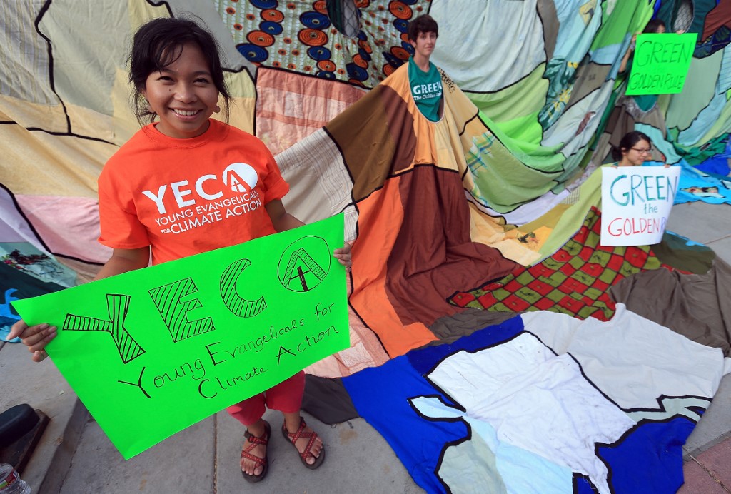 Des membres de Young Evangelists for Climate Action manifestent sur le campus avant le débat présidentiel à l'Université de Denver le 3 octobre 2012 à Denver, Colorado. (Photo, AFP)