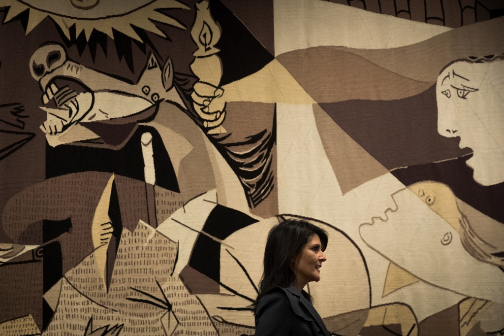 L'ambassadeur américain aux Nations Unies Nikki Haley passe devant une réplique de "Guernica" de Pablo Picasso. (Photo, AFP/Archives)