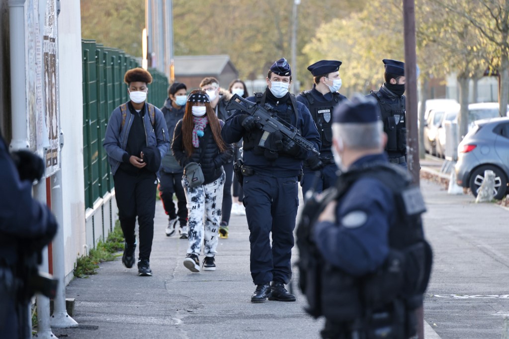 Séparatisme: la création d'un délit d'entrave à la fonction d'enseignant interroge