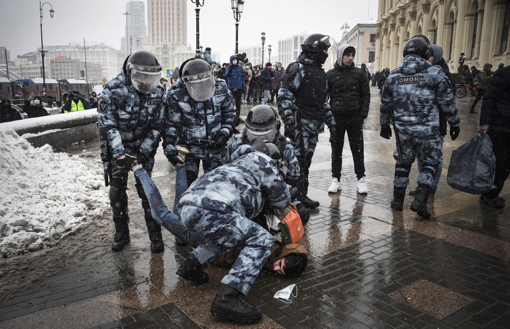 La police arrête un homme lors d'un rassemblement de soutien au chef de l'opposition emprisonné Alexei Navalny à Moscou. (AFP)