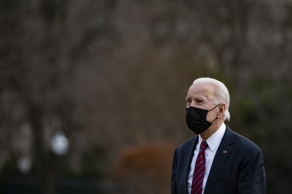 Dans ce fichier photo prise le 29 janvier 2021, le président américain Joe Biden arrive à la Maison Blanche à Washington, DC. Le président américain Joe Biden devait rencontrer le 1er février 2021 un groupe de sénateurs républicains qui ont proposé une alternative à son plan de secours massif Covid-19 qui exclut les programmes clés que les démocrates considèrent comme essentiels. (AFP)