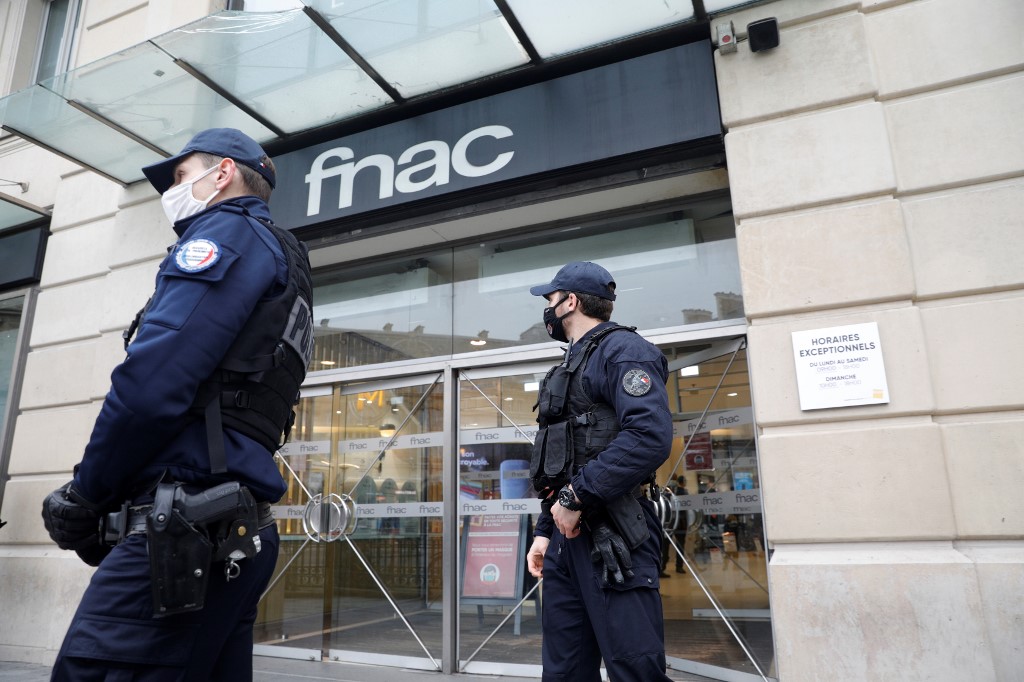 Fermeture des centres commerciaux: un coup dur de plus pour les grands magasins