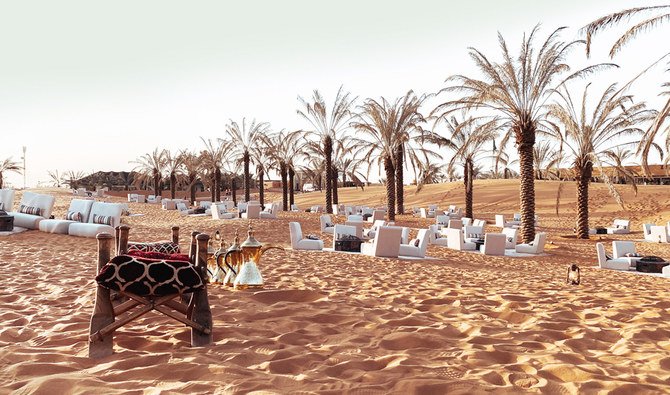 Située à environ une heure de Riyad, l'oasis apparaît comme un joyau scintillant. La lumière douce d’une lampe et de la musique invitent les invités à découvrir ses luxueux attraits. (Photo/Mohammed Al Baijan)