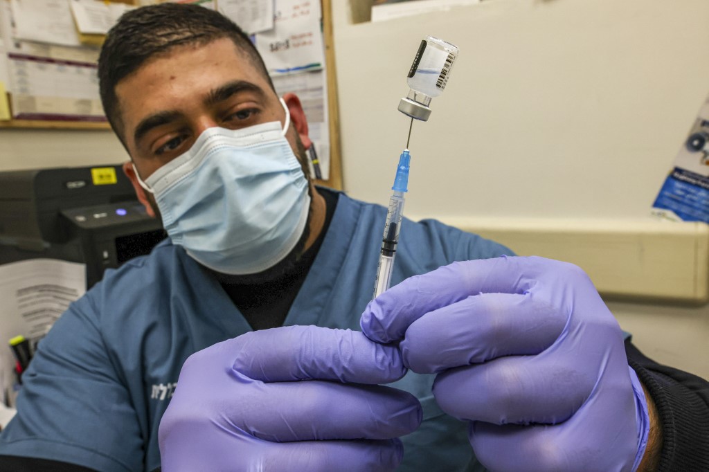 Israël: le vaccin protège mais des doutes persistent sur l'immunité collective