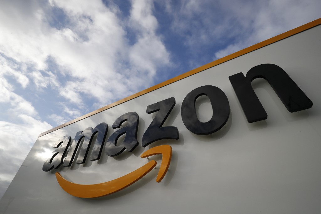 Dans ce fichier, la photo montre le logo Amazon dans l'un des centres de l'entreprise à Brétigny-sur-Orge le 28 novembre 2019. (AFP)