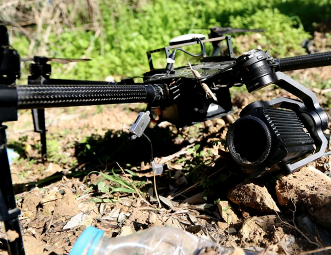 Cette photo fournie par le bureau chargé des relations avec les médias du Hezbollah montre un drone israélien endommagé, abattu par des combattants du Hezbollah, dans le village de Blida, près de la frontière avec Israël, dans le sud du Liban, le lundi 1er février 2021. (Photo, AP)