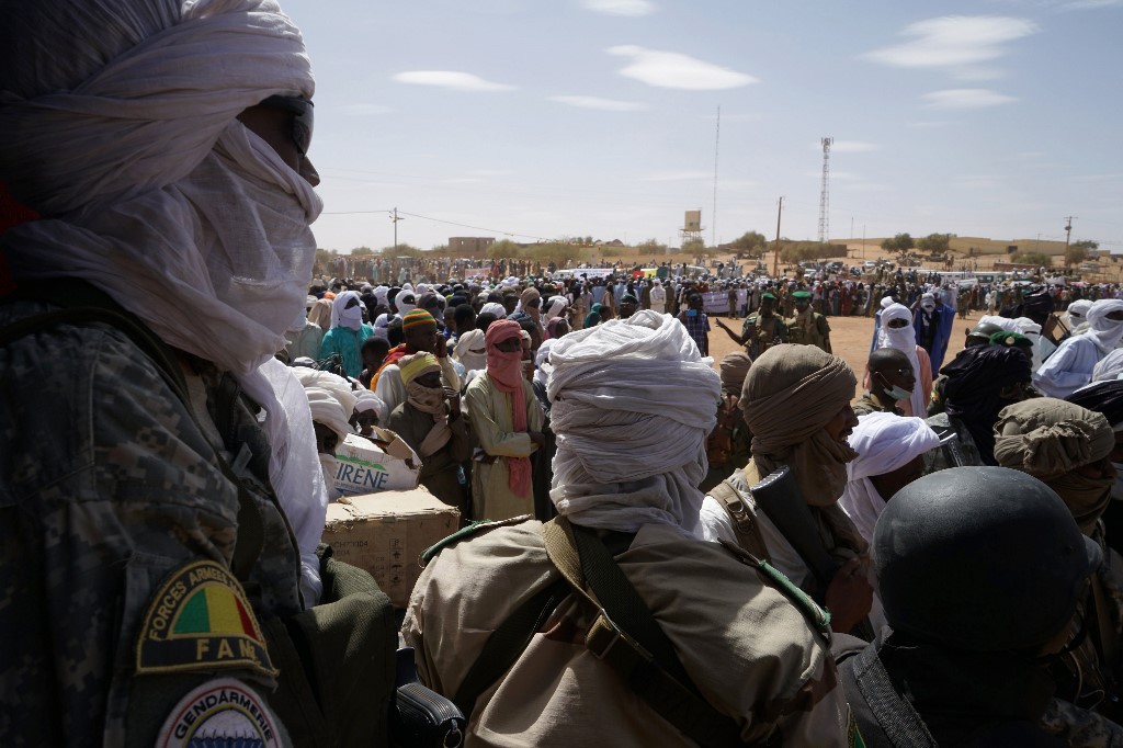 Des résidents et des membres de différents groupes armés se rassemblent pour le discours du Premier ministre malien Soumeylou Boubeye Maiga s'adresse aux résidents lors de sa visite à Menaka, au Mali, le 9 mai 2018. (AFP)