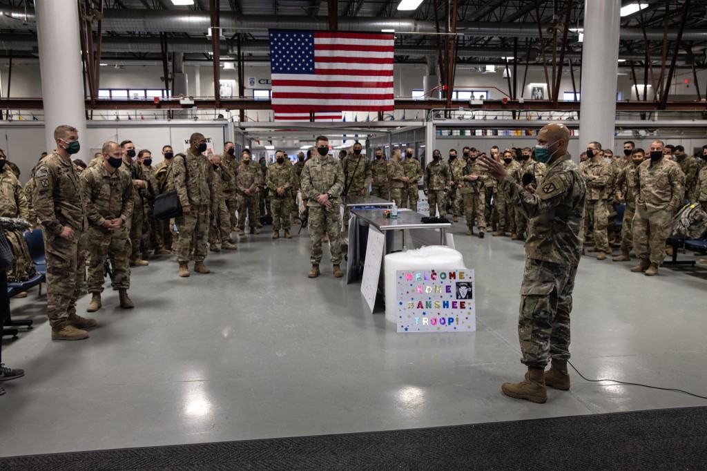 Les soldats de l'armée américaine sont informés des procédures de quarantaine du COVID-19 après leur retour chez eux après un déploiement de 9 mois en Afghanistan le 10 décembre 2020 à Fort Drum, New York. (Photo, AFP)
