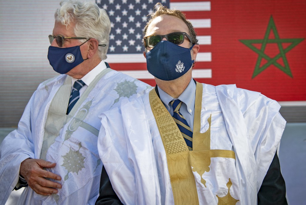 L'ambassadeur des États-Unis au Maroc David T. Fischer (à gauche) et David Schenker, secrétaire d'État adjoint américain aux Affaires du Proche-Orient, (à droite) prennent un selfie vêtu d'un costume traditionnel sahraoui pour hommes appelé «Darraa» après une rencontre avec le ministre marocain des Affaires étrangères Nasser Bourita à Dakhla, au Sahara occidental administré par le Maroc, le 10 janvier 2021. (Photo, AFP)