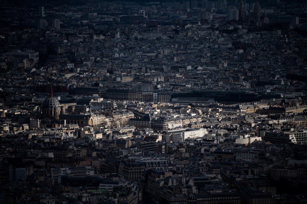 "Zone franche": une exposition à Paris explore les frontières, la migration et l'identité