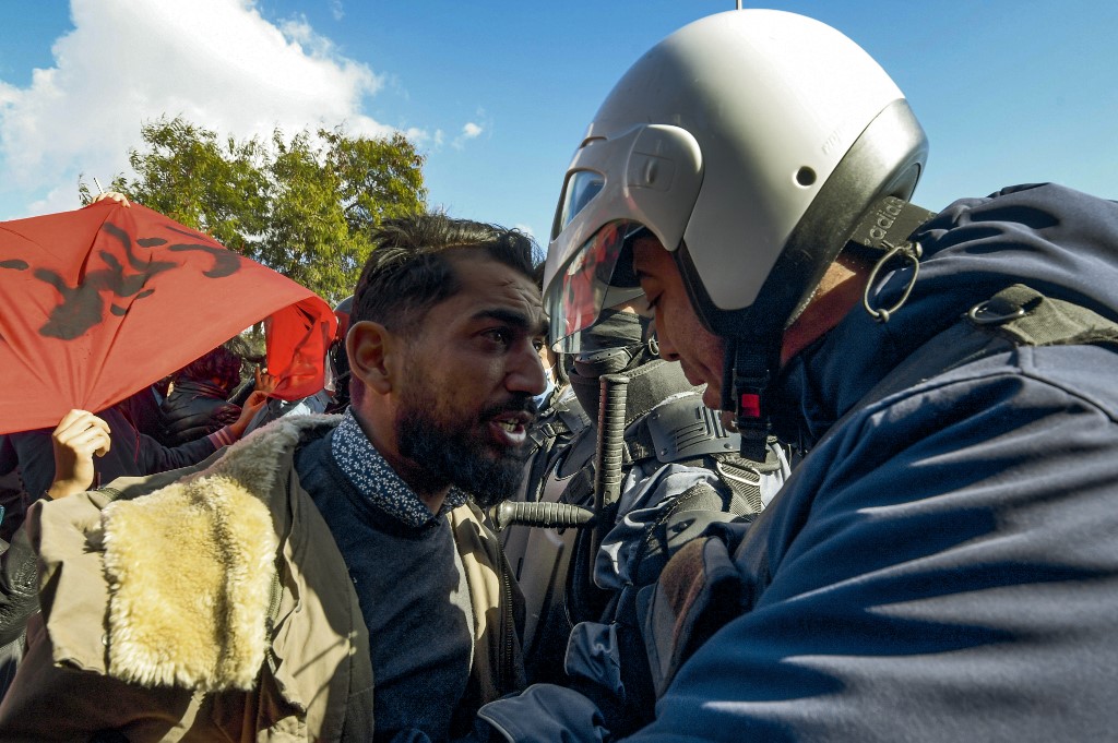 Tunisie, crise politique sur fond de confrontations violentes au Parlement