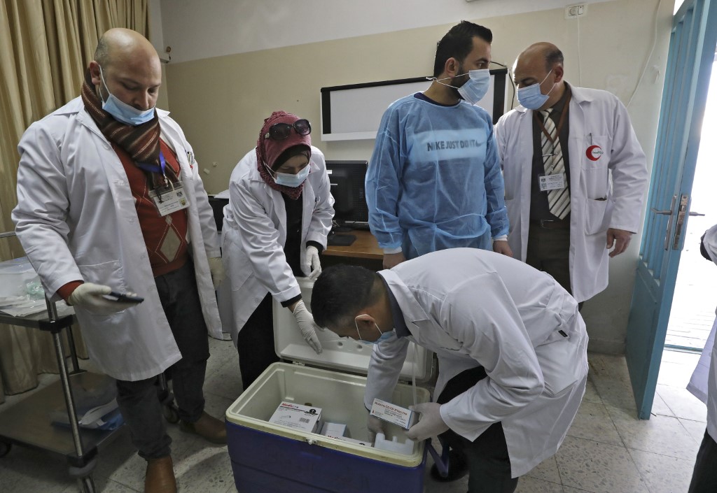 Virus: le Spoutnik V arrive en Cisjordanie, confinement allégé à Gaza
