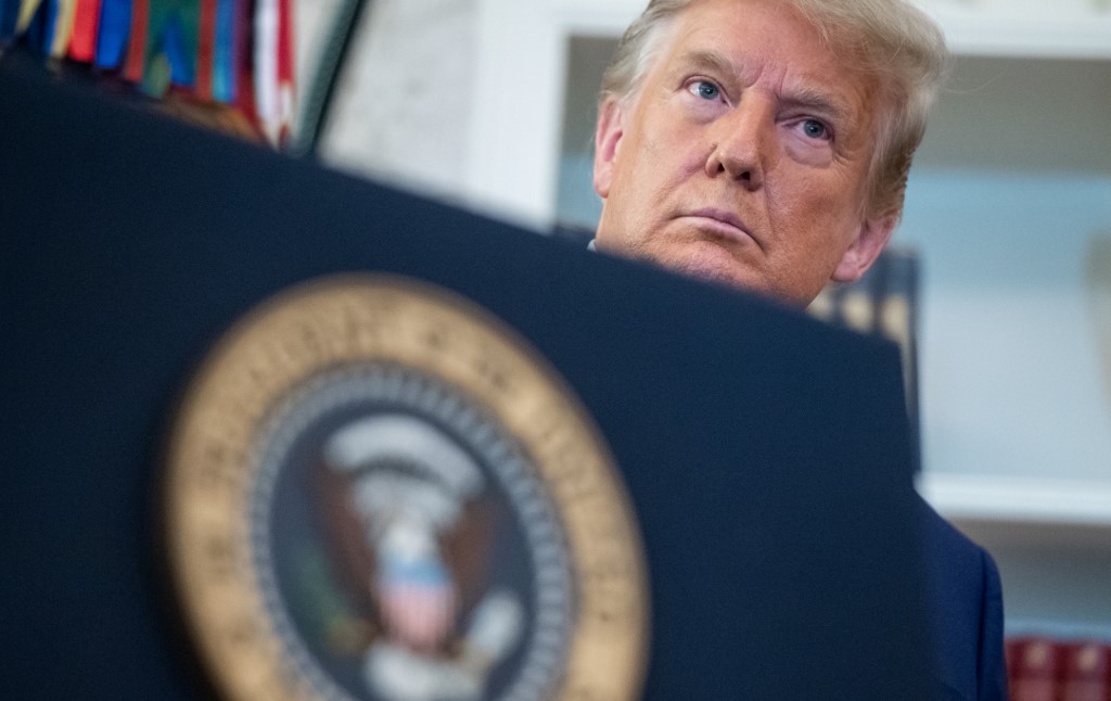 Dans cette photo prise le 7 décembre 2020, le président américain Donald Trump regarde lors d'une cérémonie de remise de la Médaille présidentielle de la liberté au lutteur Dan Gable dans le bureau ovale de la Maison Blanche à Washington, DC. (Photo, AFP)