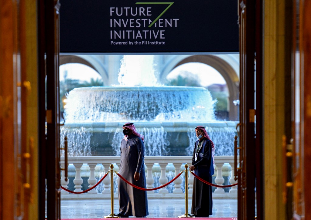 Un poste de garde masqué à l'entrée de la quatrième édition de la conférence Future Investment Initiative (FII) à l'hôtel Ritz-Carlton de Riyad, le 27 janvier 2021. (Photo, AFP)