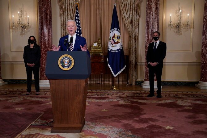 La vice-présidente américaine Kamala Harris et le secrétaire d'État Antony Blinken écoutent le président Joe Biden qui s’exprime au sujet des affaires étrangères, jeudi au département d'État. (Photo, AP)