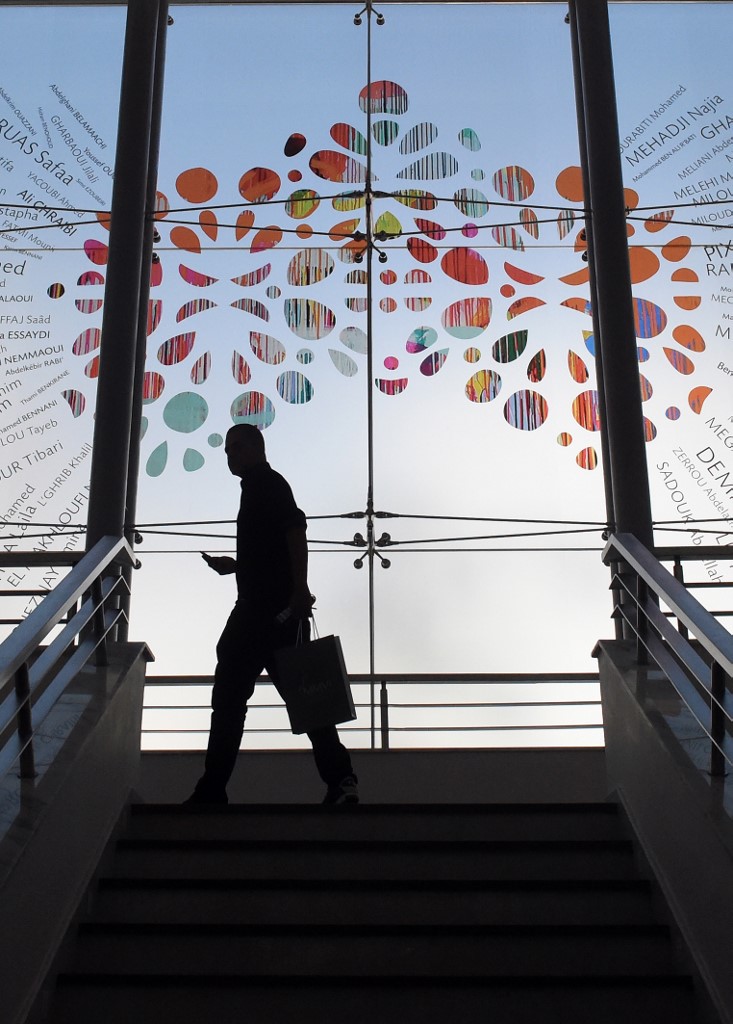 Un homme monte les escaliers le 8 octobre 2014 au Musée Mohammed VI d'Art Moderne et Contemporain de Rabat avant son inauguration officielle. (Photo, AFP)
