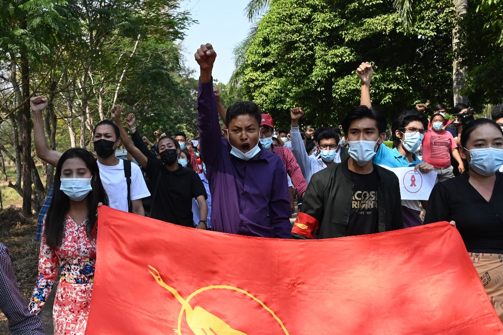 Birmanie: la contestation s'intensifie, l'armée poursuit les arrestations