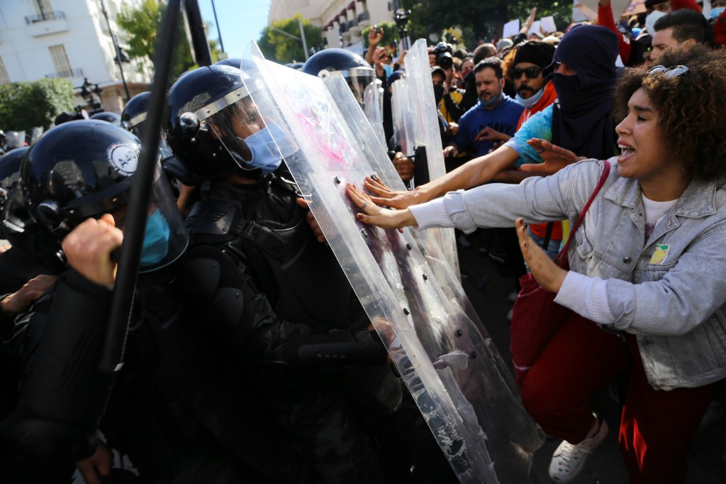 Tunisie: des associations protestent contre des dérives policières