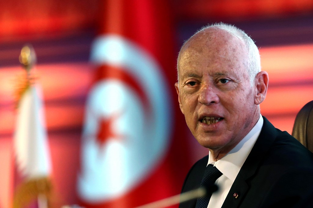 Dix jours après le vote de confiance de l’Assemblée des représentants du peuple (ARP), le bras de fer continue entre Kaïs Saïed et le tandem Rached Ghannouchi-Hichem Mechichi. (Photo AFP)