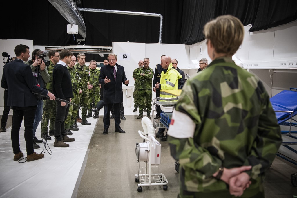 Le ministre suédois de la Défense, Peter Hultqvist, visite le site d'un nouvel hôpital de campagne pour les patients COVID-19 que l'armée est en train de construire dans les installations de la foire internationale de Stockholm le 27 mars 2020 à Stockholm. (Photo, AFP)